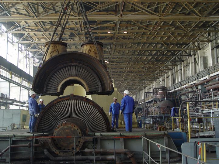 Dismantling of the turbine in the machine hall