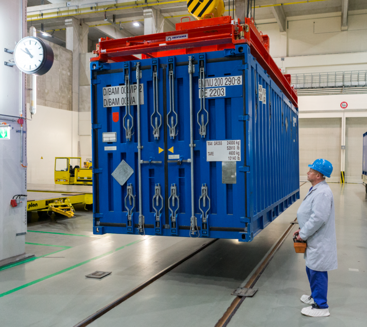 Bereitstellen eines Containers in der Verladehalle