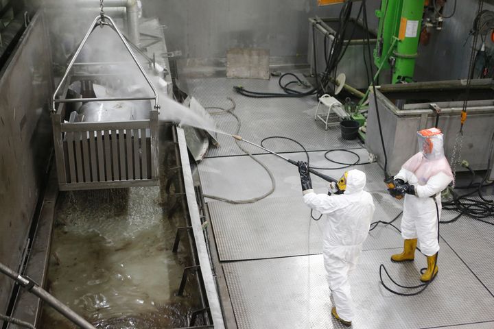 Rinse off the surfaces of the contaminated material detached in the chemical decontamination tank