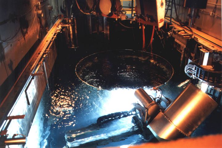 Disassemble the fuel basket in the wet sludge tank by means of plasma cutting